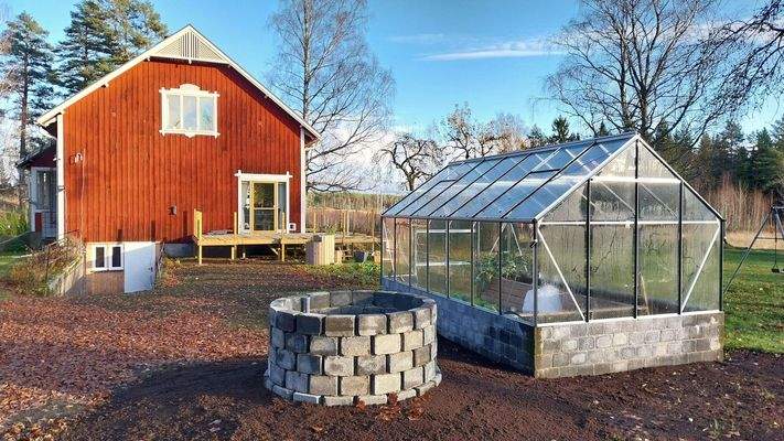 Gewächshaus & Wasserbrunnen