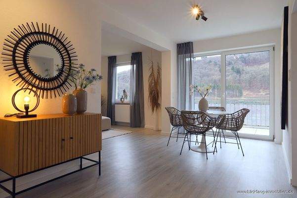 Grosse Essdiele mit Balkon