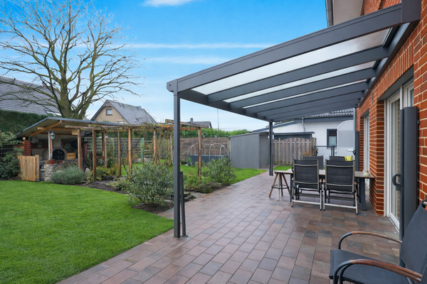 Terrasse mit Blick in den Garten