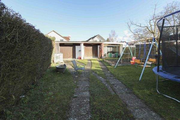 Blick zu den Garagen und Abstellraum