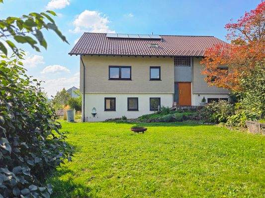 Große ebene Gartenfläche 