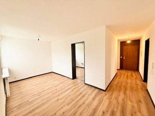 Essbereich mit Blick zur Küche u. Diele