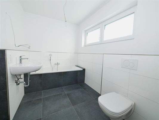 Bad mit Fenster und Wanne