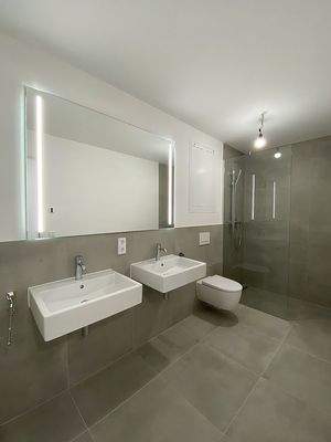 Badezimmer mit Walk-In Dusche