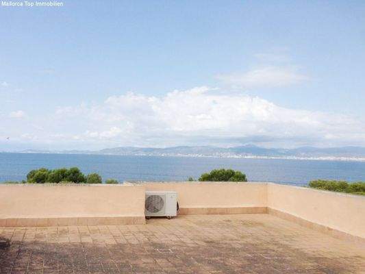 Terrasse mit Blick zum Meer