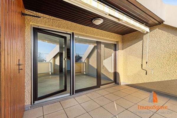 Blcik auf die Markise und Fensterfront