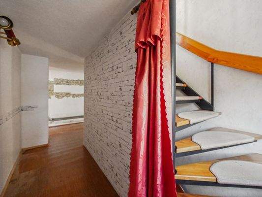 Flur 2 c (Treppe zum DG)