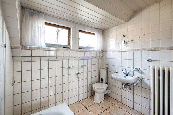 Helles Badezimmer mit Fenster