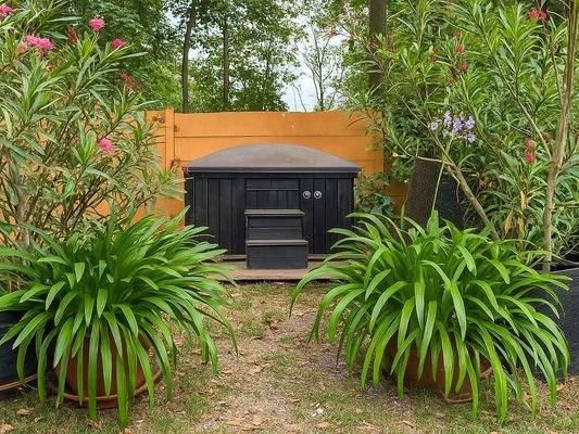 Gartenbereich mit Pflanzen und Sichtschutz