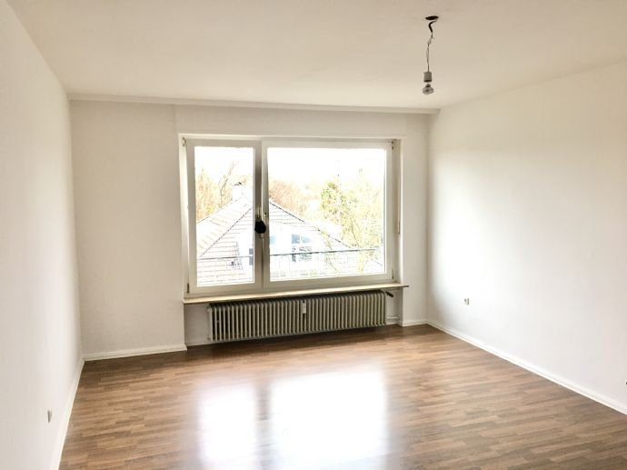 3ZimmerWohnung mit Balkon und Wannenbad mit Fenster