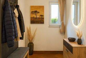 Praktische Garderobenecke direkt neben dem Gäste-WC