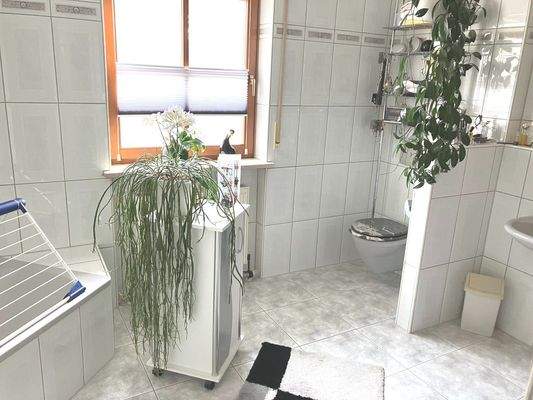 Wohnhaus: 1. OG: Bad mit Wanne, WC,...