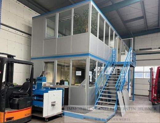 Hallenbüro mit 3 Büroräumen, Küche und WCs