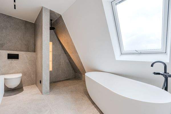 Mit Regendusche und freistehender Wanne