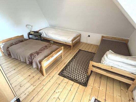 Eines der Zimmer im Dachgeschoss