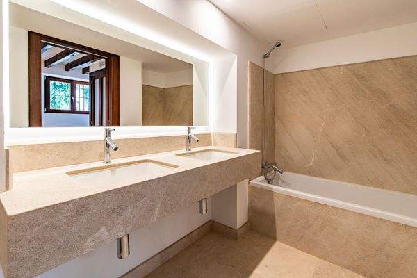 Eines der beiden Badezimmer mit Dusche und Badewanne