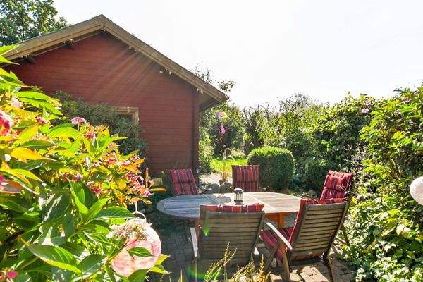 Terrasse und Gartenhaus