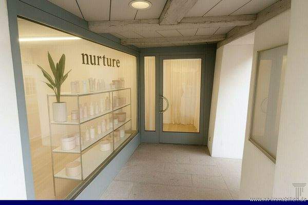 Eingangsbereich / Schaufensterfläche  Einrichtung durch KI visualisiert.