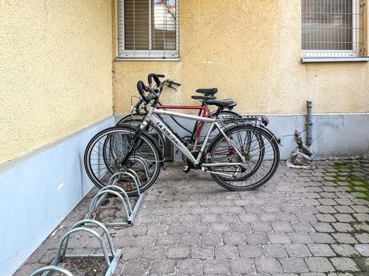 praktische Fahrradständer im Innenhof