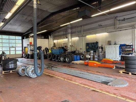 Werkstatthalle mit Montagegruben