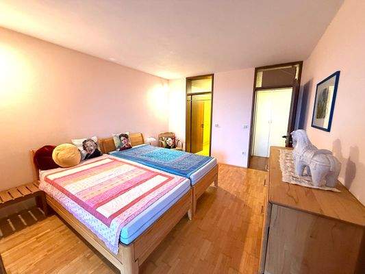 Elternschlafzimmer mit Zugang zur eigenen Ankleide