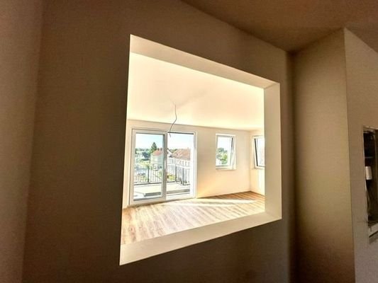 Durchblick vom Flur in Wohnzimmer