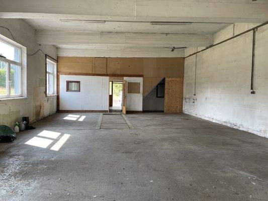 Blick von der Halle zum Verkaufsraum und Sanitäreinrichtung