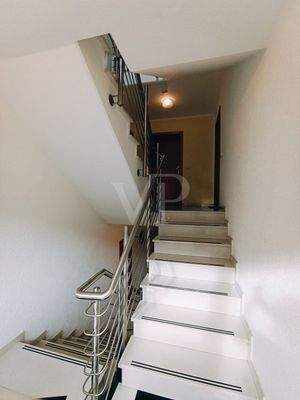 Hausflur mit Blick zur Wohnungstür