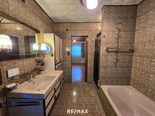 Badezimmer mit Dusche und Wanne