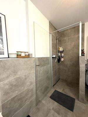 Badezimmer mit begehbarer Dusche