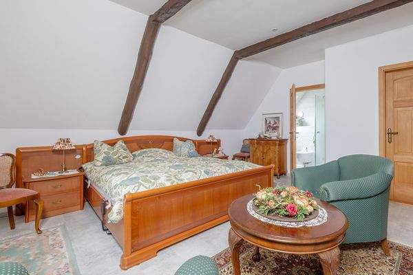 Schlafzimmer im OG mit Duschbad en Suite