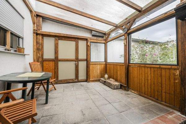 Überdachte Terrasse mit Schiebetüren