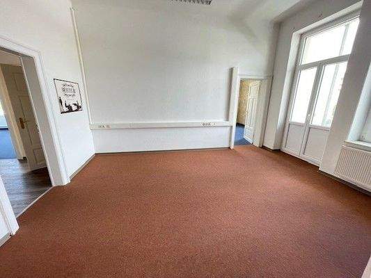 Durchgangszimmer/ Büro/ Empfang mit alten Kachelofen und großem Balkon