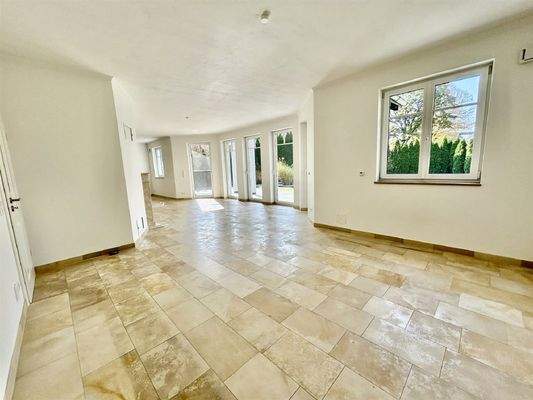 Lichtdurchfluteter, offener Wohn- Essbereich