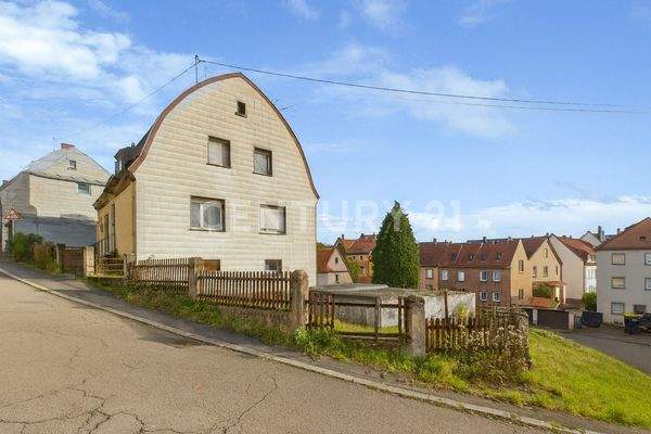 Seitliche Ansicht des Hauses auf dem sonnigen Eckgrundstück