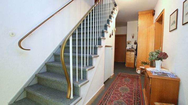 Flur mit Treppenaufgang ins Obergeschoss