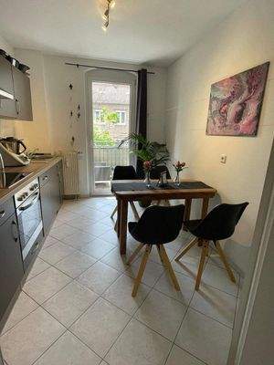 Küche mit Zugang zum Balkon