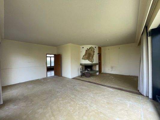 Großzügige Wohnzimmer mit Kamin Teilansicht