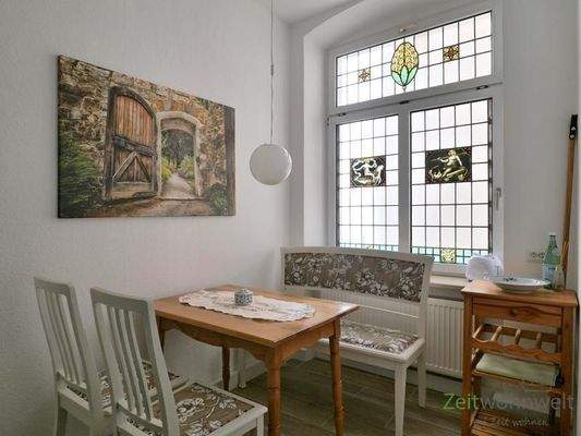 gemütlicher Esstisch in der Küche