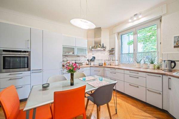 Großzügige Küche mit angrenzendem Essbereich