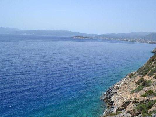 Kreta, Elounda: Großes, erstklassiges Grundstück in erster Meereslinie zu verkaufen