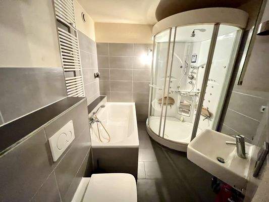 Badezimmer mit moderner Dusche