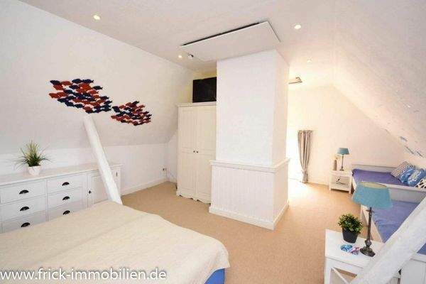 40-Schlafzimmer DG Osten.JPG