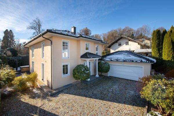 Ruhige, zurückversetzte Lage