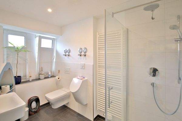 Gäste-WC mit Dusche