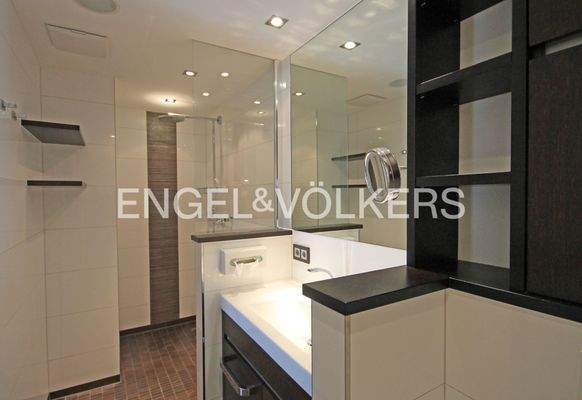 Badezimmer mit großer Duschkabine