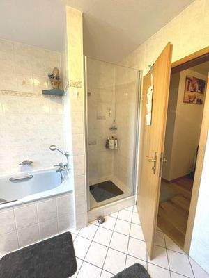 ... mit zusätzl. Dusche