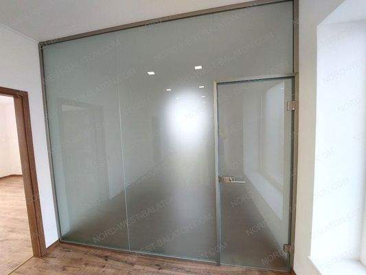 Büro mit gefrosteter Glaswand und -tür