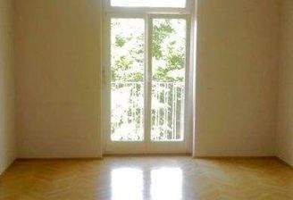 Wohnzimmer mit Balkon