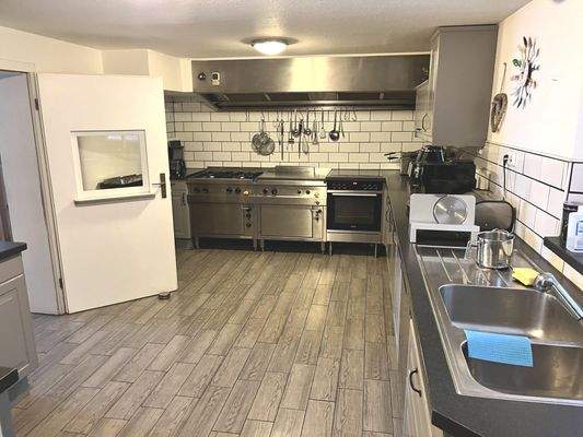 große Gastro-Küche mit Fliesenboden (EG)